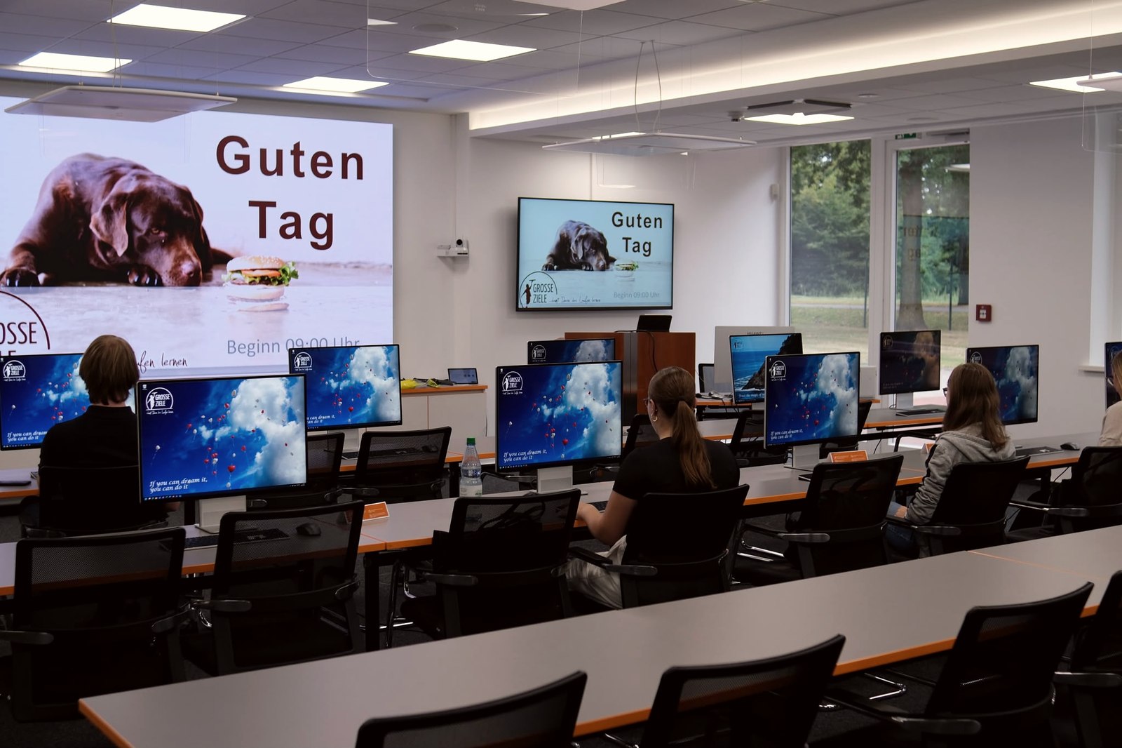 Teilnehmer einer GROSSE-ZIELE-Schulung an den All-in-one-PCs